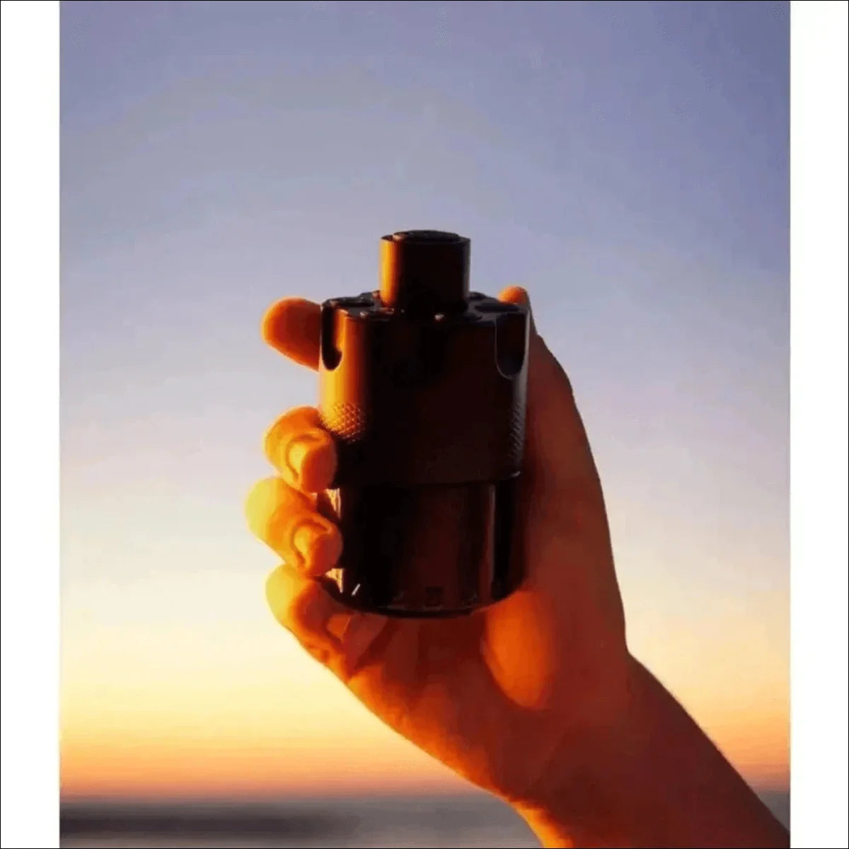 Frasco de Perfume Azzaro Wanted by Night para o Homem Intenso - Jm Grife