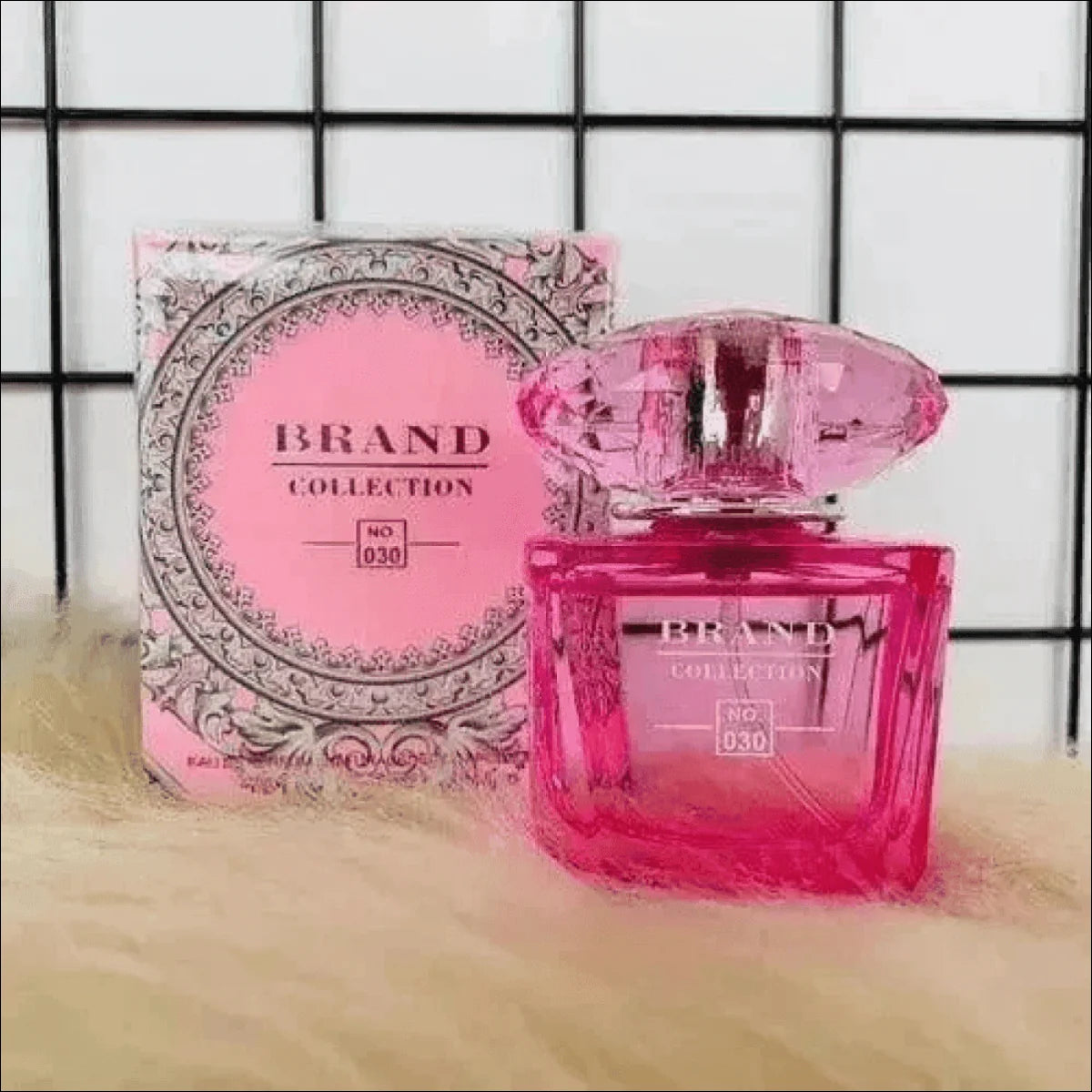 Frasco de Perfume Rosa Facetado 50ml - Inspiração Bright Crystal, Luxo e Sofisticação Feminina - Jm Grife