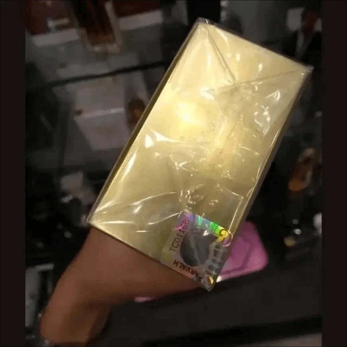 Perfume Carolina Herrera em embalagem com fragrância floral amadeirada - Jm Grife