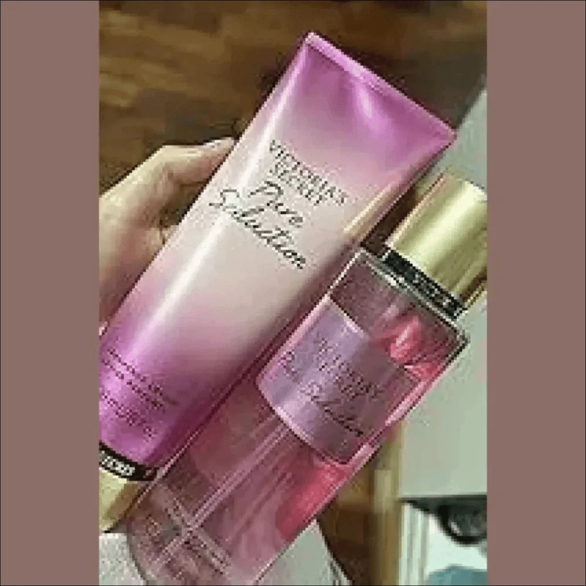 Kit Victoria's Secret Pure Seduction: Loção Hidratante Victoria's Secret e Névoa de Fragrância Longa Duração - Jm Grife