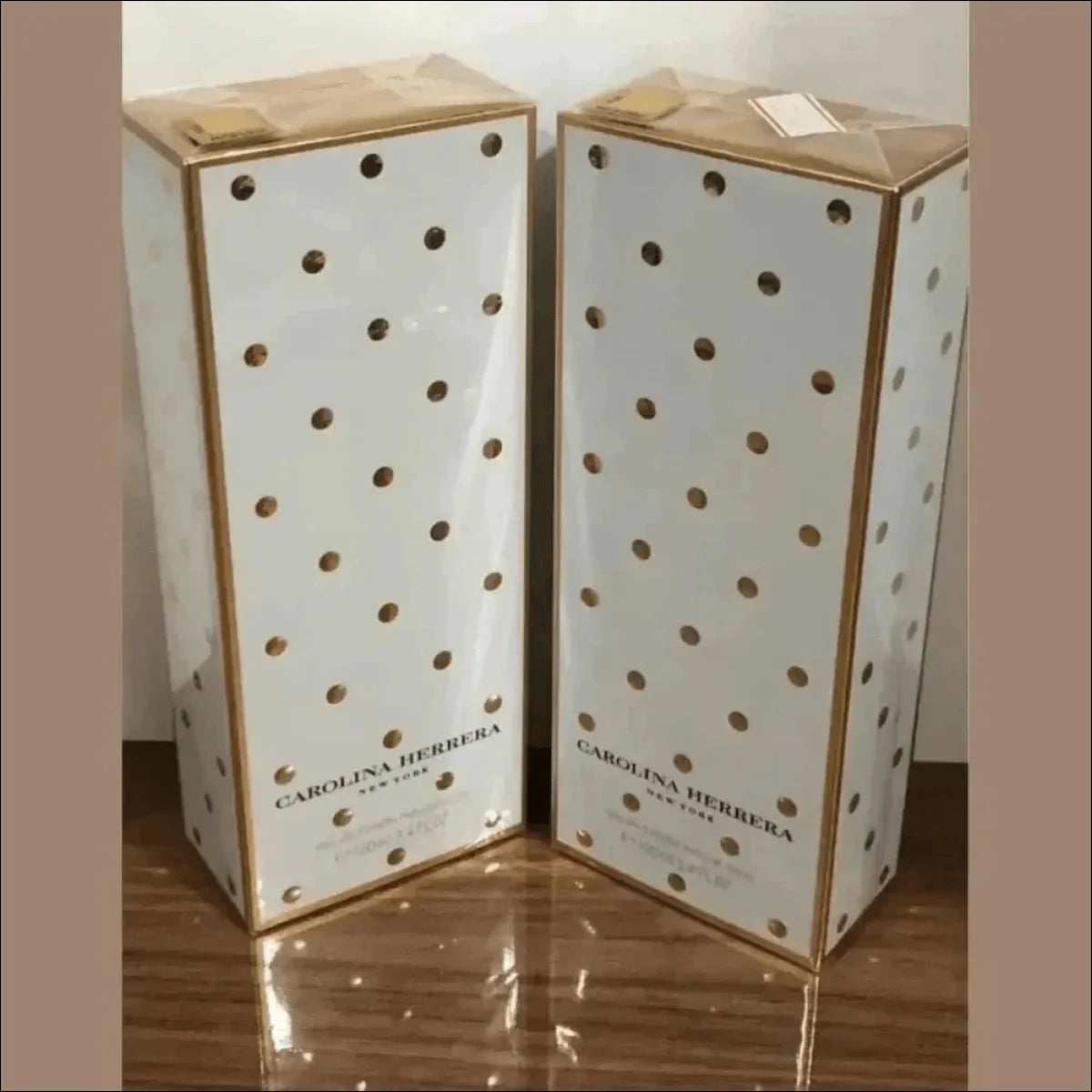 Perfume Carolina Herrera em embalagem com fragrância floral amadeirada - Jm Grife