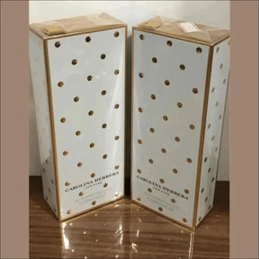 Perfume Carolina Herrera em embalagem com fragrância floral amadeirada - Jm Grife