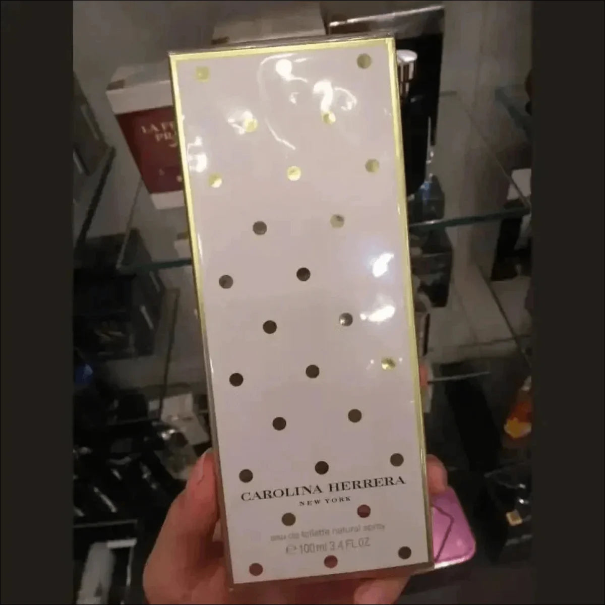 Perfume Carolina Herrera em embalagem com fragrância floral amadeirada - Jm Grife