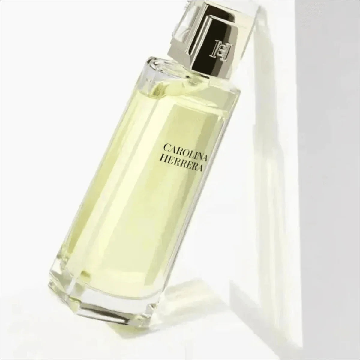 Perfume Carolina Herrera em embalagem com fragrância floral amadeirada - Jm Grife