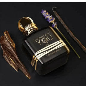 Perfume Emporio Armani Stronger com Frasco Preto e Detalhes Dourados - Jm Grife